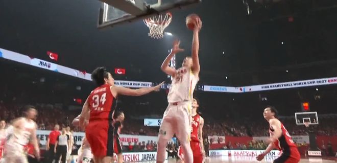 世预赛|半场：中国男篮33：47落后日本，赵睿、廖三宁各8分