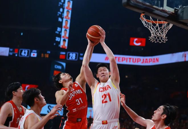 不走表还吹黑哨！日本男篮主场哨太严重，中国男篮不容易