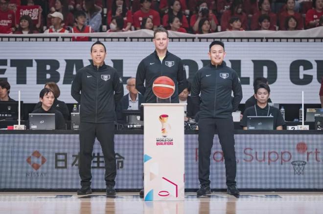 一场必须要赢的比赛，中国男篮何止击败了裁判