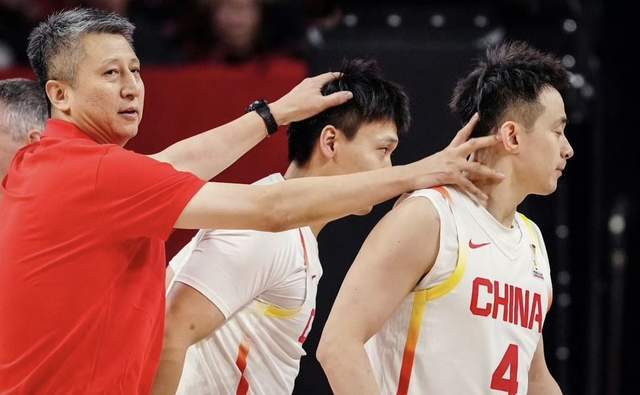 中国男篮感人一幕！郭士强跪在地上布置战术：他给男篮带去精气神