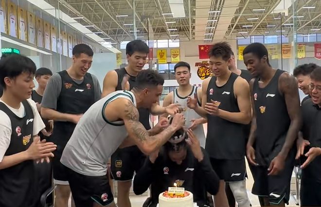 广东为萨林杰庆生！崔永熙故意调侃，杜锋送上一脚，胡明轩缺席！