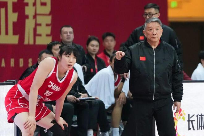 老帅宫鲁鸣接手的中国女篮，到底怎么了？