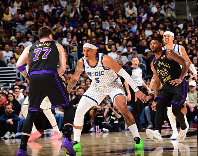 老詹错失绝杀魔术连胜LA球队！终结湖人本季领先进入末节全胜纪录