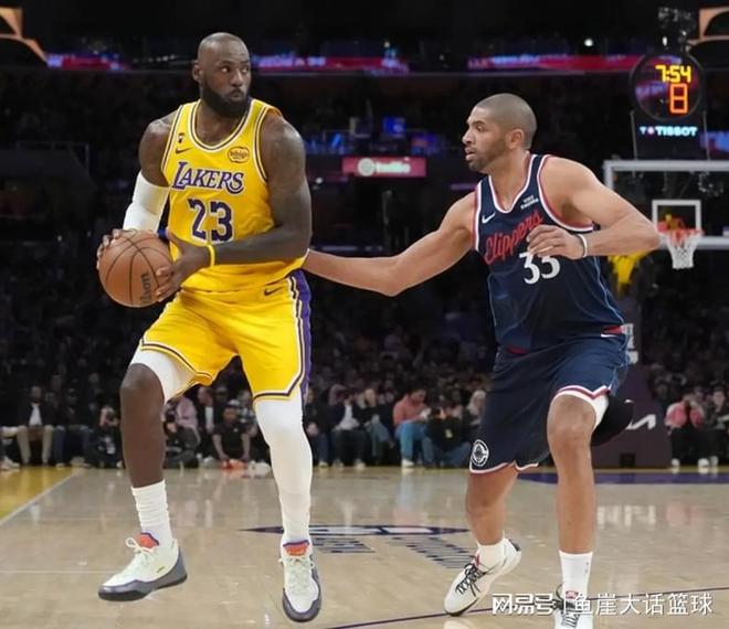 湖人赢球仍存隐患，老詹躲过一劫！泰伦卢抱怨不满，小卡有新消息