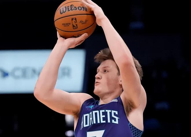 单赛季投进300个三分有多难？NBA至今仅5人达成，库里6次上榜碾压