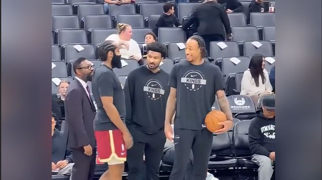 哈登骑士首秀的一幕，德罗赞与哈登最纯粹的兄弟情！