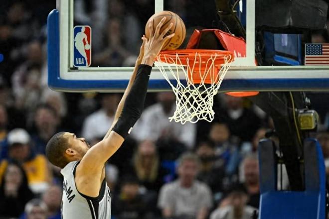 马刺豪取11连胜，文班12分仍稳赢，多点开花重现邓肯时期风采