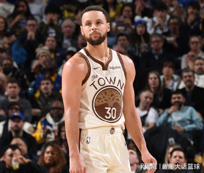 勇士暴露最大短板，科尔带库里新消息！格林一点该夸，裁判引争议