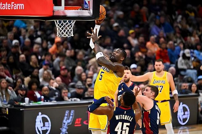 与球队的体系完全不兼容！湖人不需要艾顿只需要一个黑又硬中锋？