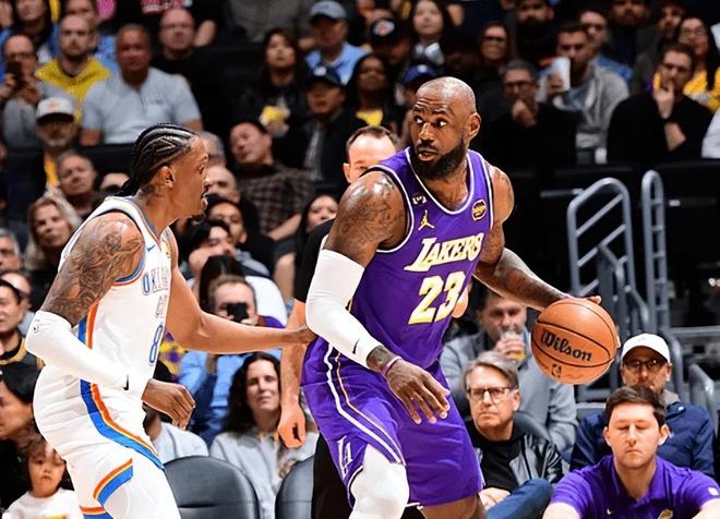 湖人输雷霆！6人上双，詹姆斯+2将末节迷失，肯纳德球权太低！