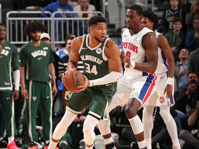 字母哥伤退雄鹿爆冷18分逆转东部第一 小波特26+7坎宁安15中5