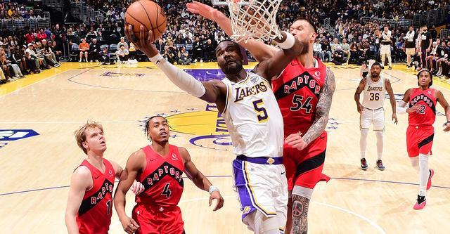 艾顿成湖人队史第四位单场25+10且投篮命中率100%的球员