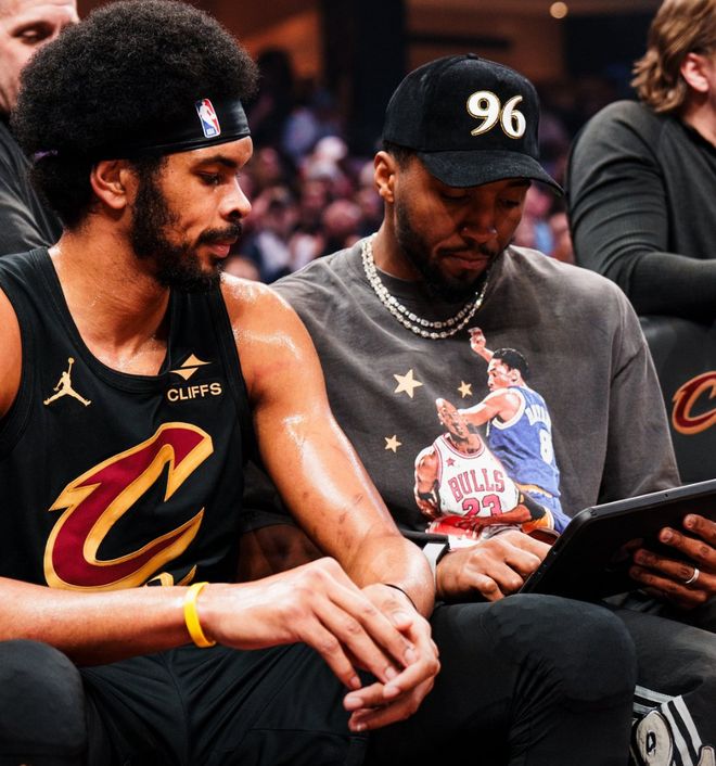 哈登18+7+6复仇活塞！他在场骑士8胜1负 米切尔坐场边为他打Call