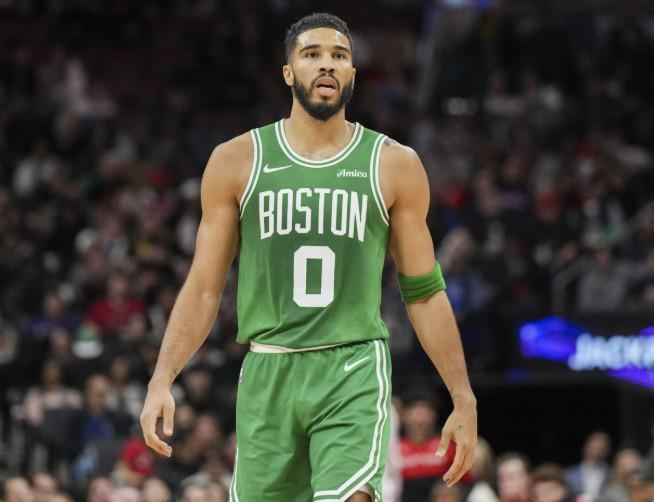 塔图姆：我想达到詹杜库的高度，让下一代穿着我的球衣感到自豪