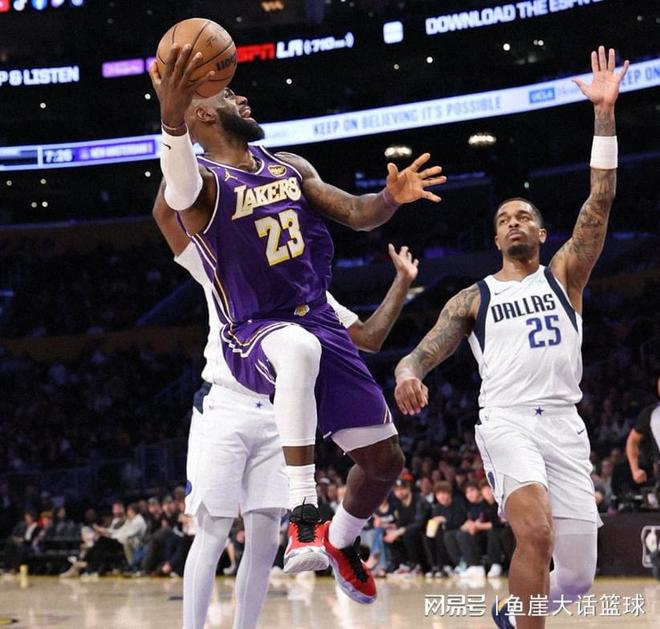 湖人完胜！詹姆斯28+10+12创纪录，克莱9分4失误，里夫斯18分9罚