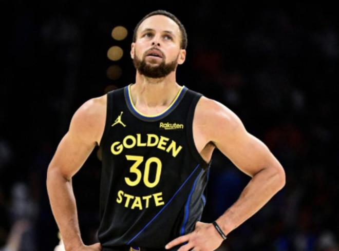 Shams：库里MRI显示右膝没有结构性问题，但他仍感到持续肿胀和疼痛