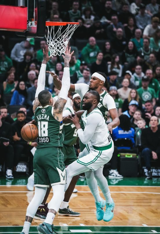 库兹马打铁二轮秀空砍25+6+7，杰伦布朗30分，凯尔特人复仇雄鹿