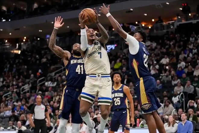 小托马斯再砍27分！雄鹿三后卫25+爆惊喜，锡安轰32分争取大合同