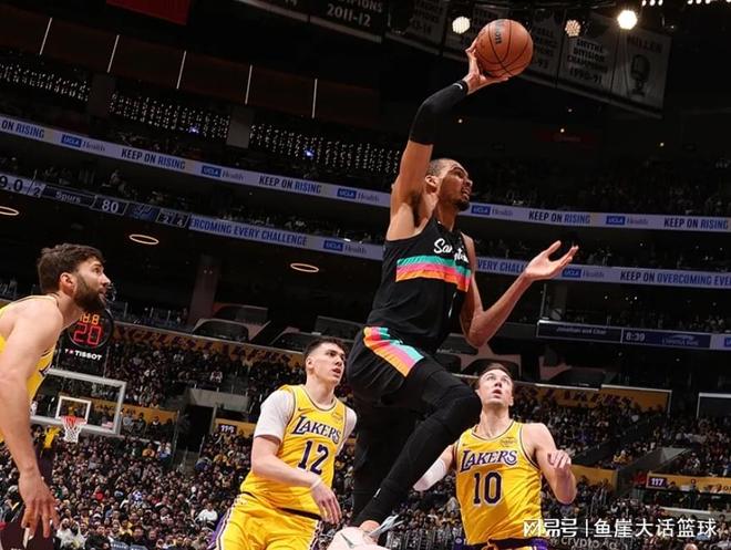 湖人108-136马刺！布朗尼创纪录，雷迪克谈文班亚马也直言不讳