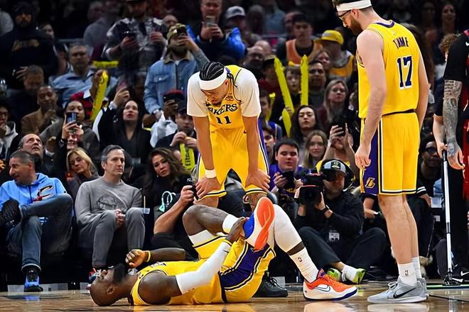 替补中锋场上效果好于先发中锋？这是湖人更大危机来临的前兆？