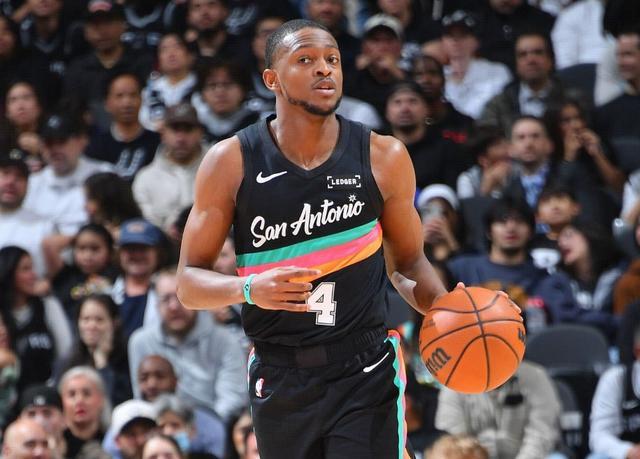 Shams：福克斯顶替字母哥参加全明星正赛，后者仍处于养伤阶段