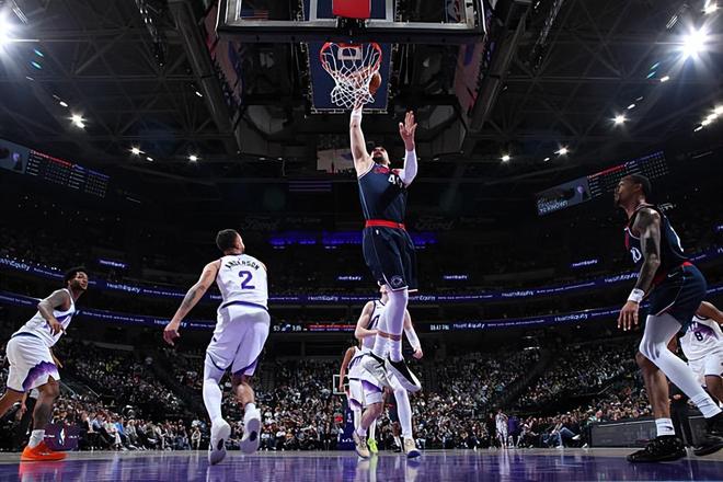 个人状态其实不算糟糕，只是快船球迷对于内线支柱的要求太高了？