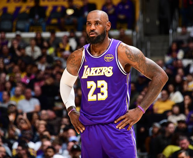 湖人真惨！裁判多次误判助力雷霆段冉都无奈 詹皇22+10还被卡秃喷