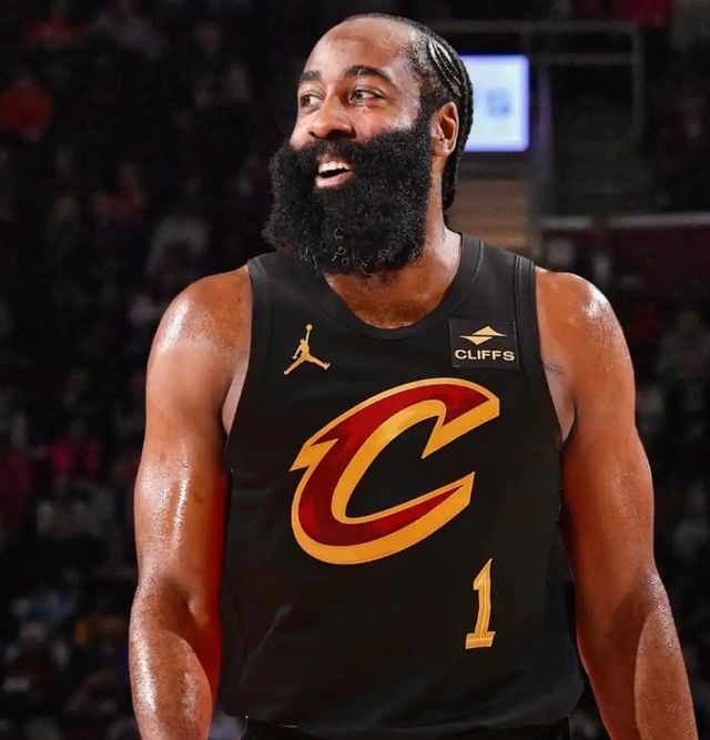 6年5队，哈登成功转会骑士，此举或逼迫詹姆斯退役