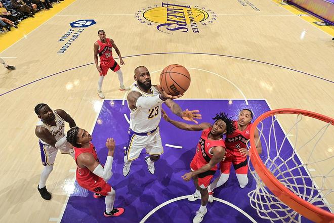 率队止住连败，詹姆斯出战31分钟拿下24分4板7助，正负值+18