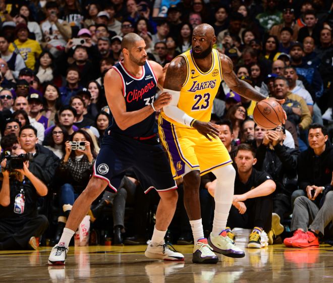 湖人三巨80+24拒快船逆转！詹姆斯连续五场10+助攻 小卡31+5伤退