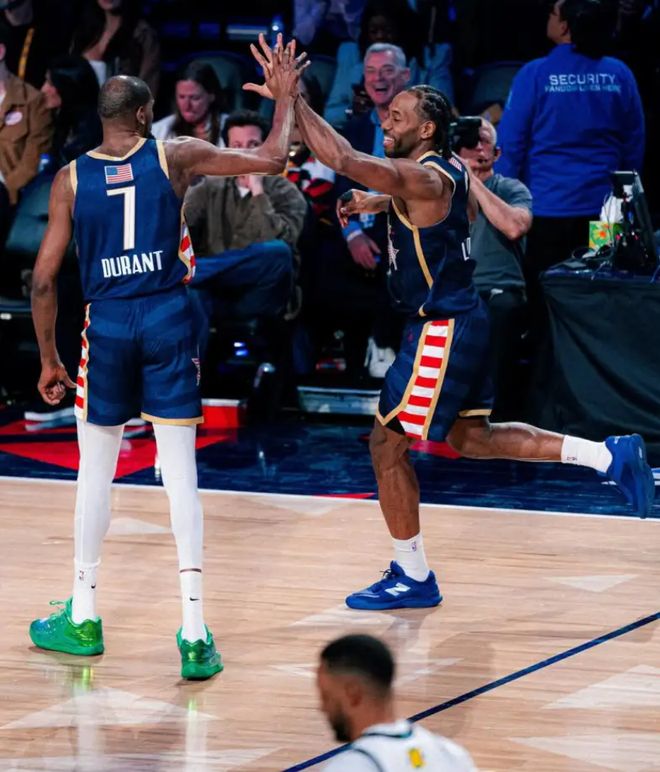 休媒都赞小卡生涯最佳一季！蒂格称巅峰卡不逊KD 铁林盼雄鹿追他