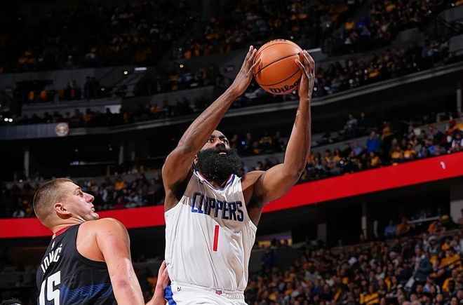 终于扛不住了，哈登因伤休战快船溃不成军，自寻出路或是唯一办法