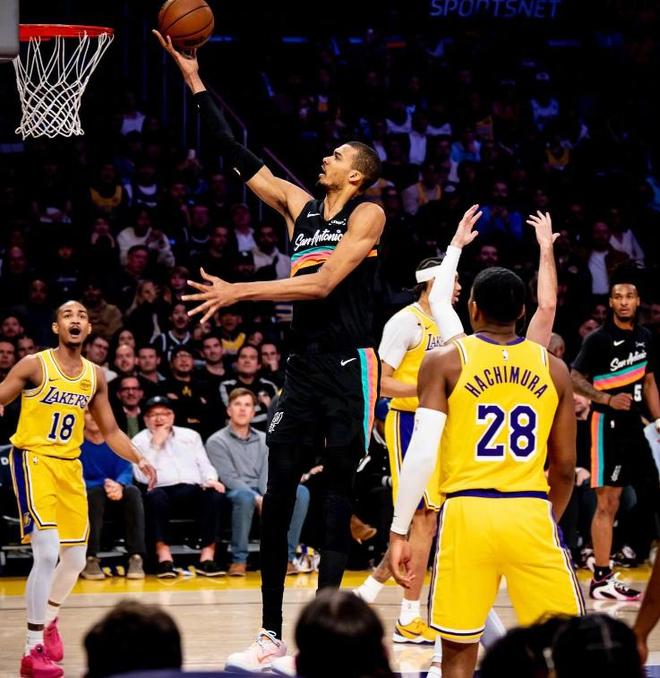 文班亚马40+12，一战封神比肩百分传奇，马刺28分大胜湖人夺5连胜