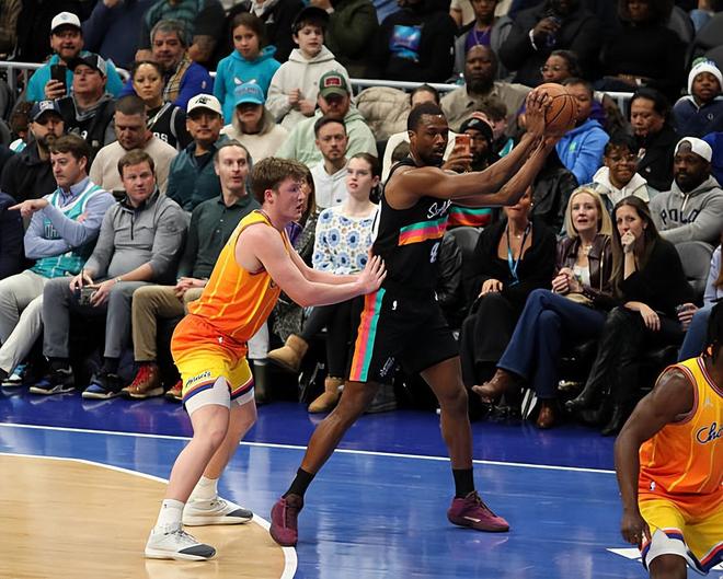 沦为替补后首战表现尚可，马刺锋线大将能否提升自己的水准？