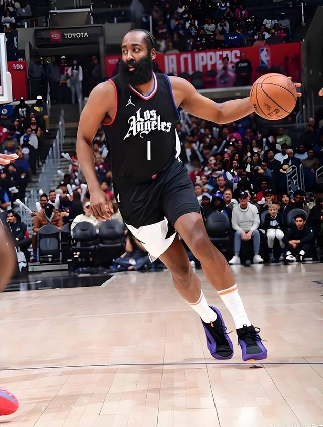 小卡带队大胜太阳，快船裁判待遇堪比湖人，交易哈登并非空穴来风