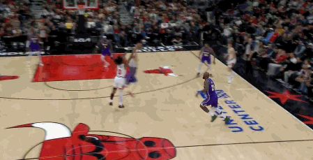 一图流|半场20分！老詹超高速远距离单臂滑翔劈扣！太残暴了！