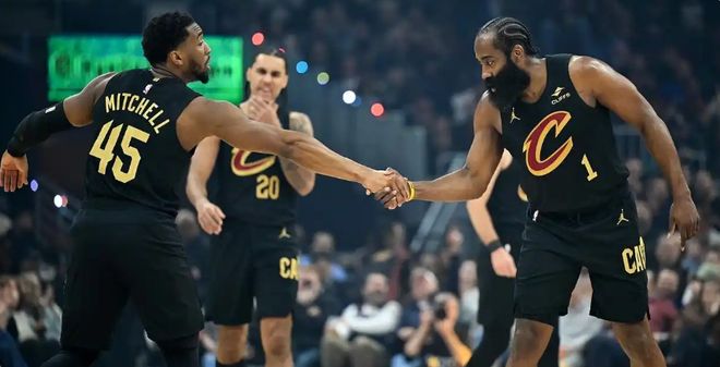 狂轰7连胜！骑士三杀黄蜂，哈登连创3大神迹，新秀登顶联盟第一