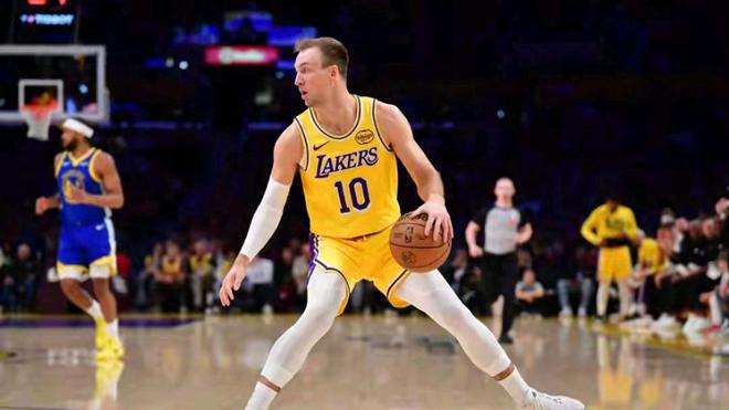 鸟枪换大炮！用废柴后卫换来三分50%神射手，湖人这笔交易太值了