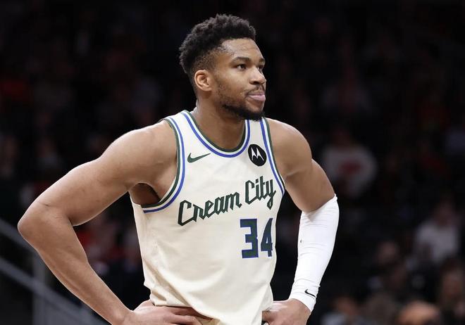 A-史密斯：雄鹿赶紧交易字母哥吧，拥有地球前五的球星却打成这个样子