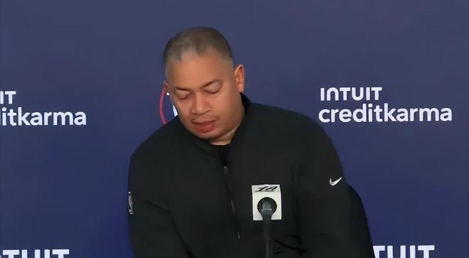 泰伦卢疯了？哈登离队后让伦纳德变成持球大核，伤病隐患瑟瑟发抖