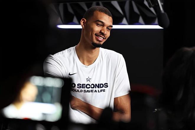 马刺内线球星：勒布朗非常聪明，我们能从他身上学到很多东西