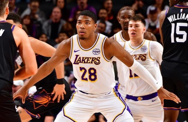 顶级投手在场上完全摸不到球，那湖人为什么要让他出场30多分钟？