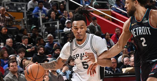 文班：卡斯尔对坎宁安的防守非常出色 这是我们赢球的关键