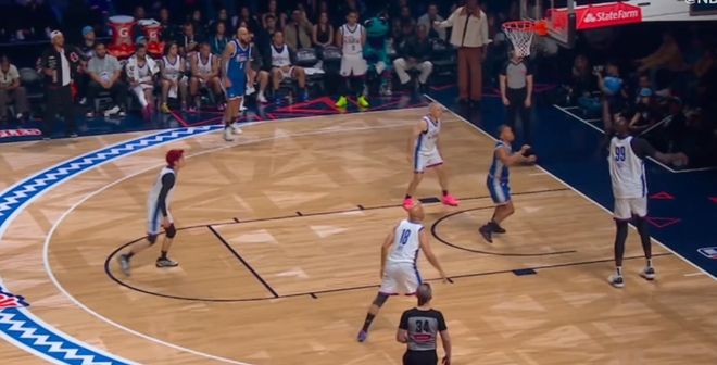 王鹤棣染一头红发亮相NBA名人赛，多次冲击篮下得手，全场9投5中，得到10分4篮板