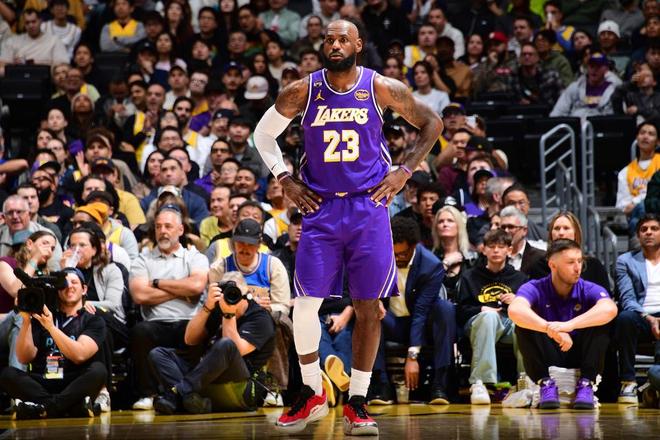 轰28分10板12助，詹姆斯连创NBA历史之最！保湖人24胜0负不败神迹