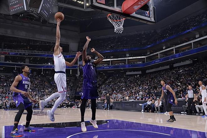 打了没几分钟直接被打爆了！快船后场新星的稳定性还是差了一些？