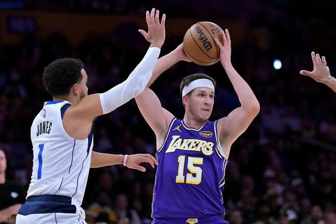 湖人奇兵砍21分！新援9+7+3+1很靠谱，老詹大三双41岁仍是基本盘