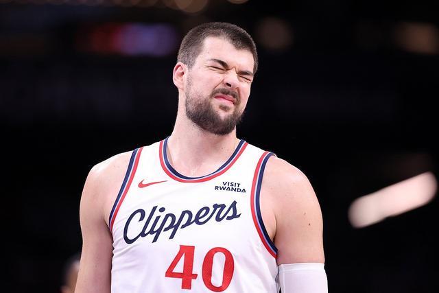 祖巴茨快船生涯数据：场均11.4分9.3板1盖帽；一次防守二阵