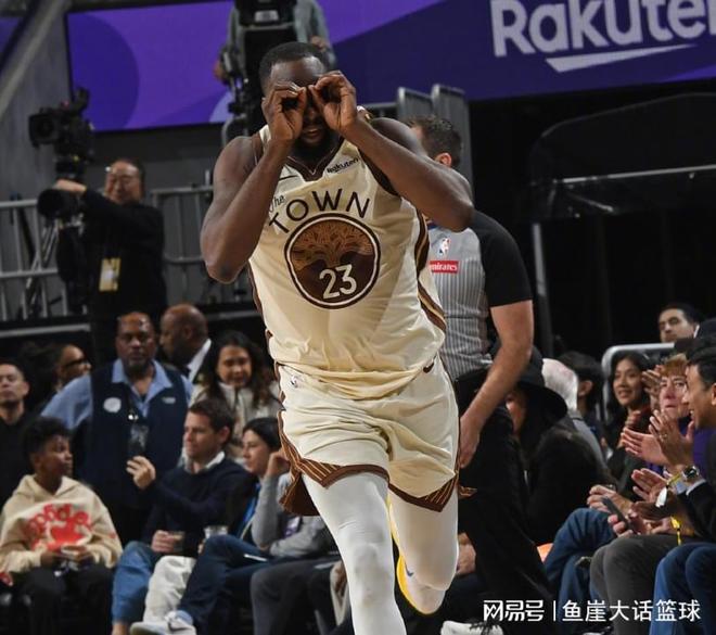 勇士17分逆转！格林14+4全队最低，湖人弃将真尽力，库里兴奋庆祝
