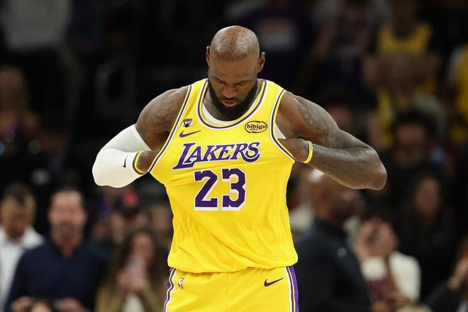 詹姆斯湖人生涯12000分里程悲：爆冷遭残阵太阳赛季三杀 沮丧低头